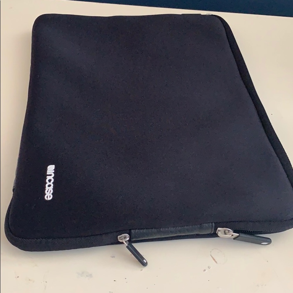 Incase computer case - Picture 3 of 3